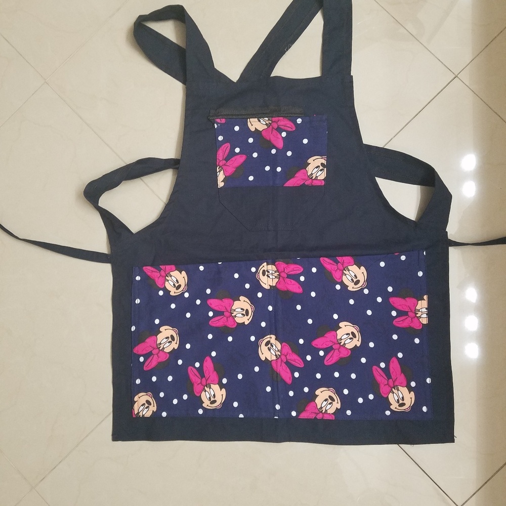 Minnie mouse apron.
